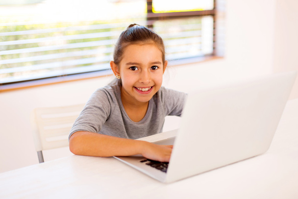 girl using laptop - Foto, Imagen