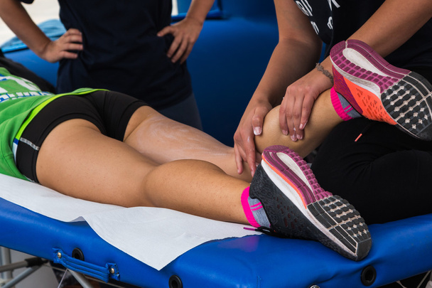 Спортсмена масаж м'язів після тренування спорт - Фото, зображення