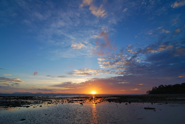 Sonnenuntergang über dem Meer, Phuket, Thailand - Foto, Bild