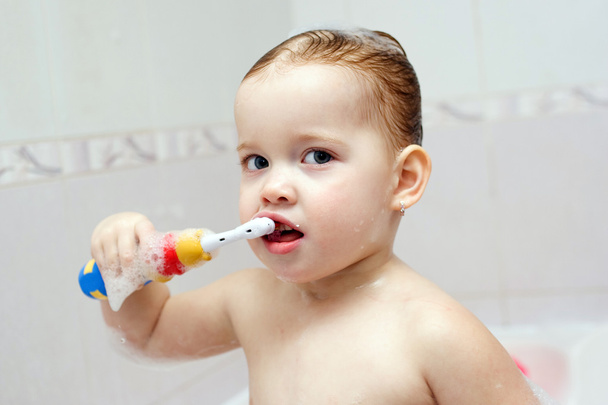 Criança está escovando os dentes no banho
 - Foto, Imagem
