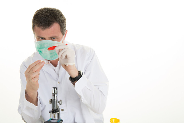 männliche Wissenschaftler arbeiten in einem Labor mit Maske, Kopierraum - Foto, Bild
