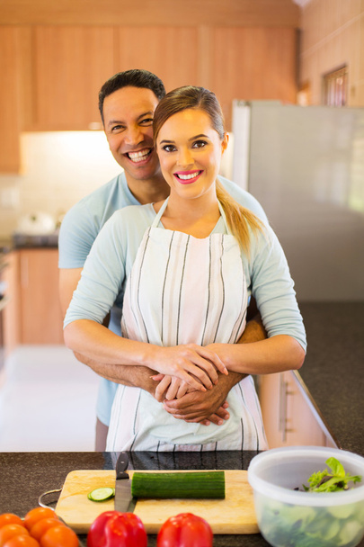 couple hugging in kitchen - Foto, afbeelding
