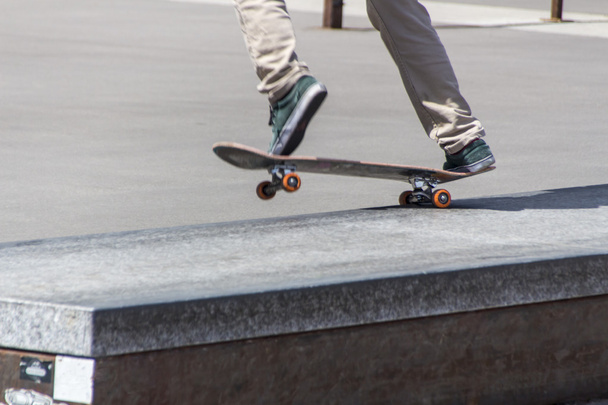 Skateboard practicando en Theresienwiese en Munich, 2015
 - Foto, Imagen