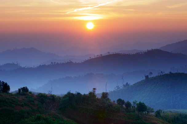 Paysage du lever du soleil sur les montagnes à Kanchanaburi, Thaïlande
 - Photo, image