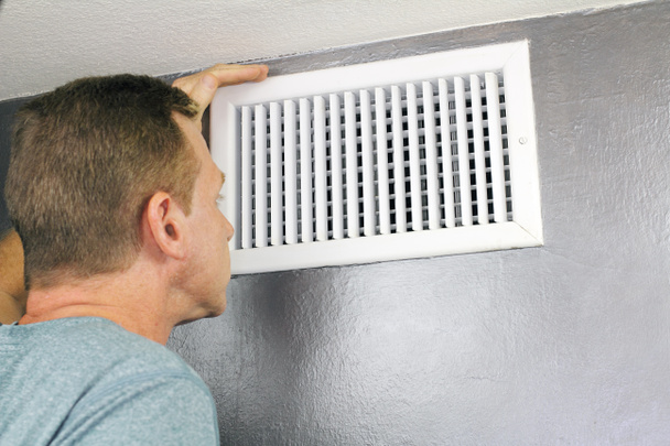 Inspection d'un évent d'air domestique pour la maintenance
 - Photo, image