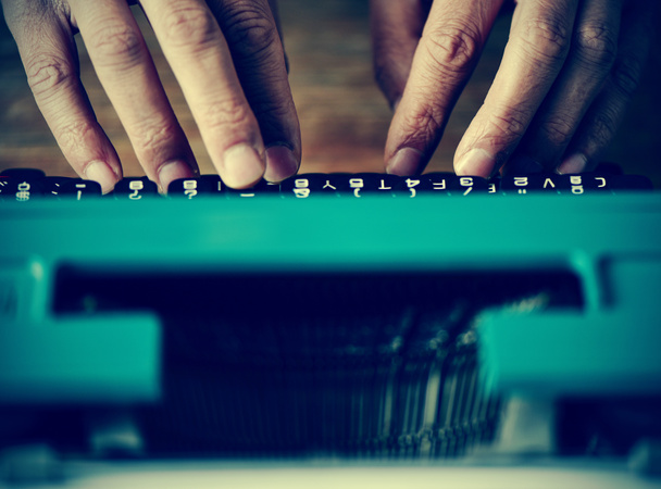 Mann Schreibmaschine, gefiltert - Foto, Bild