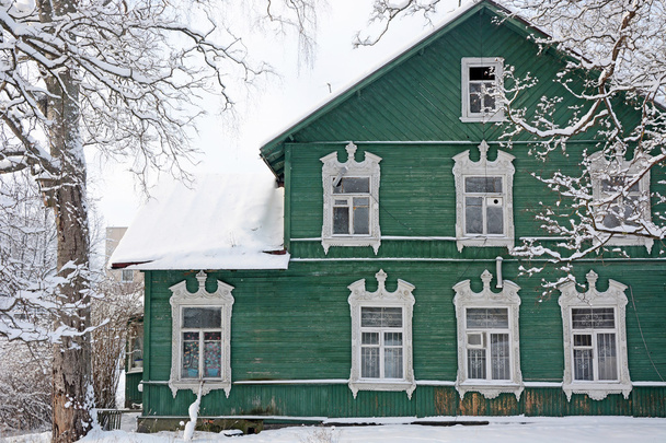 Wiejski zielony dom w sezonie zimowym - Zdjęcie, obraz