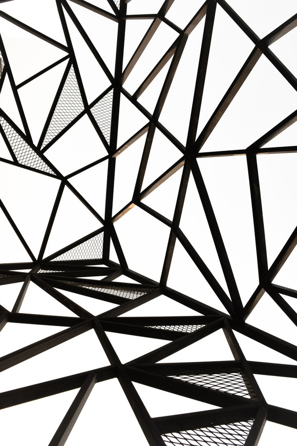 Metall-Linie vertikale Ansicht schwarz Thema Stahl-Design im Freien - Foto, Bild