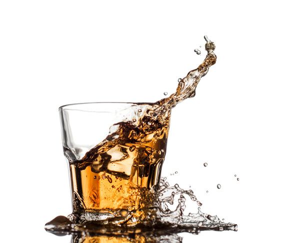 Glass of whiskey with splash, isolated on white background - Foto, immagini