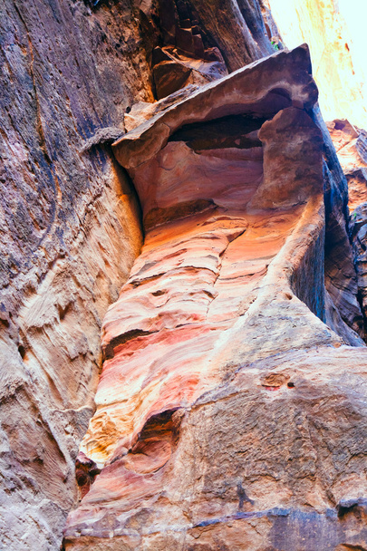 πολύχρωμες άμμου βράχου βράχια πάνω από το φαράγγι siq στην πέτρα - Φωτογραφία, εικόνα