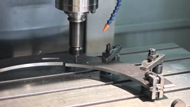 CNC marógép stiil részén lyuk fúrása - Felvétel, videó