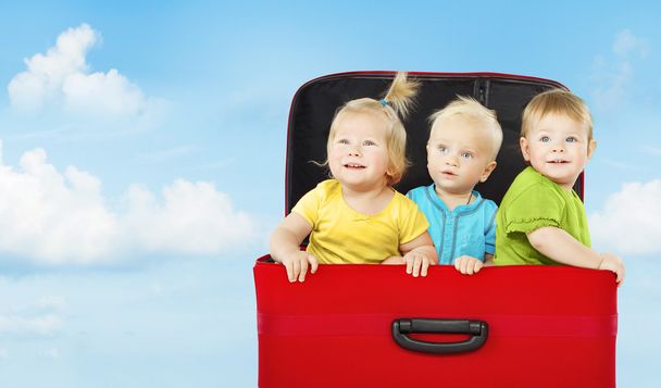Bambini in valigia, tre bambini felici che giocano
 - Foto, immagini