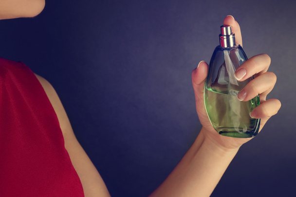 woman applying perfume  - Fotoğraf, Görsel