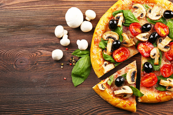Pizza saborosa fatiada deliciosa com legumes
 - Foto, Imagem