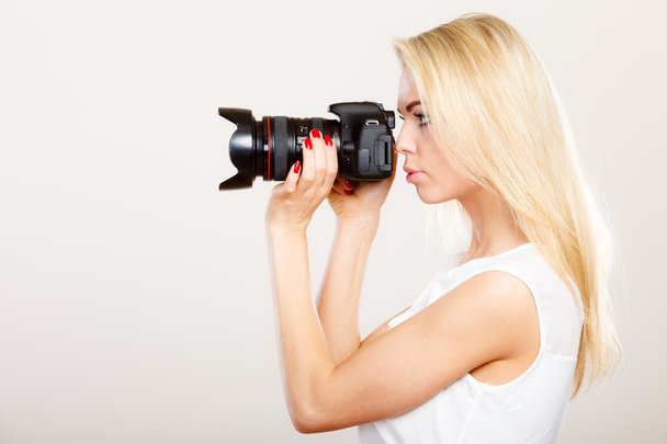 Photographer girl shooting images - Foto, immagini