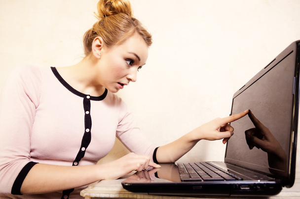 Businesswoman touching screen computer laptop - Zdjęcie, obraz