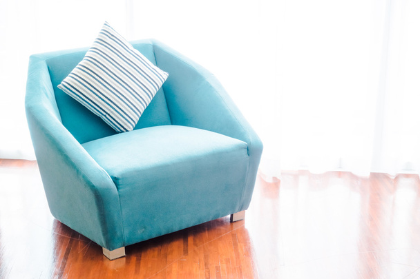 Όμορφο πολυτελές μαξιλάρι στον καναπέ - Φωτογραφία, εικόνα