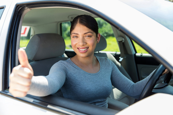 female driver in car - Zdjęcie, obraz
