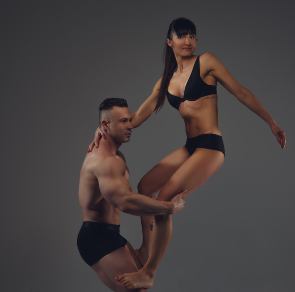 Shirtless bodybuilder and brunette woman. - Foto, immagini