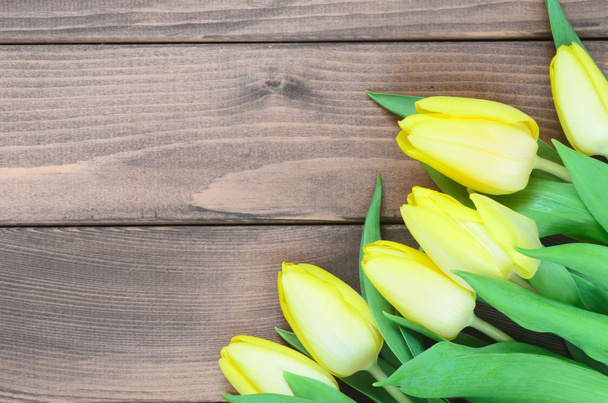 spring tulips on wooden background  - Foto, afbeelding
