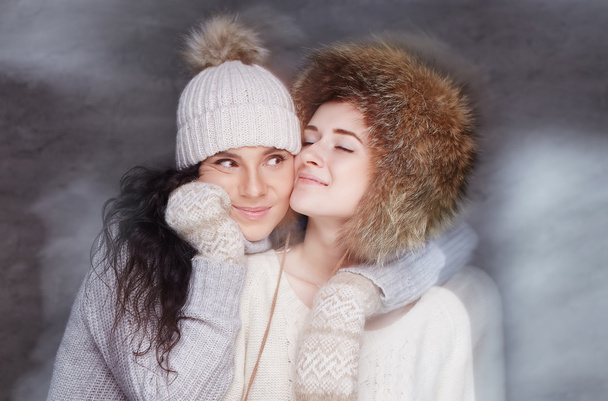zwei Frauen in Winterkleidung - Foto, Bild