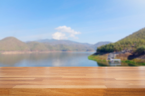Mesa de madeira vazia e paisagem fundo de lago e céu
 - Foto, Imagem