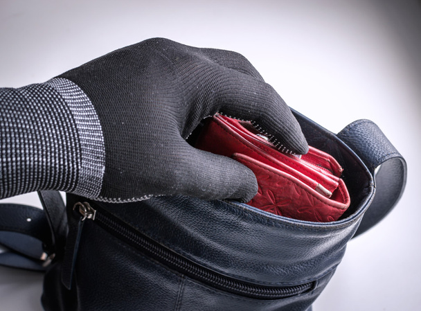 Strony Man rękawiczce kradzież kobiecej torebce - Zdjęcie, obraz
