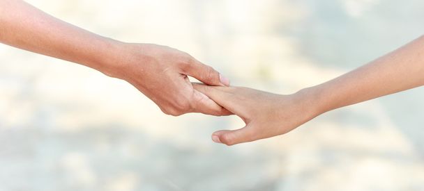 Helfende Hände - familiäre Unterstützung - Foto, Bild