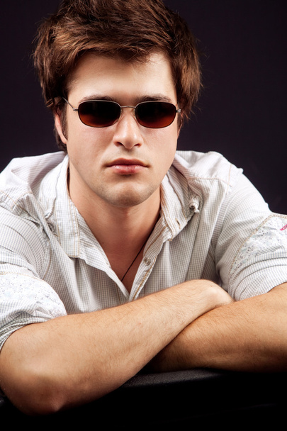 Красивий молодий чоловік з сонцезахисними окулярами
 - Фото, зображення