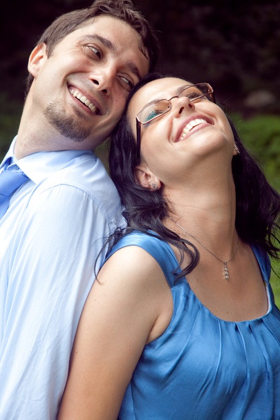 Portrait de heureux joyeux couple ludique
 - Photo, image