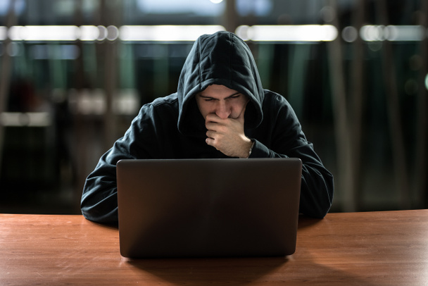 Хакер перед своим компьютером - Фото, изображение