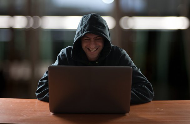 Haker przed swoim komputerem - Zdjęcie, obraz