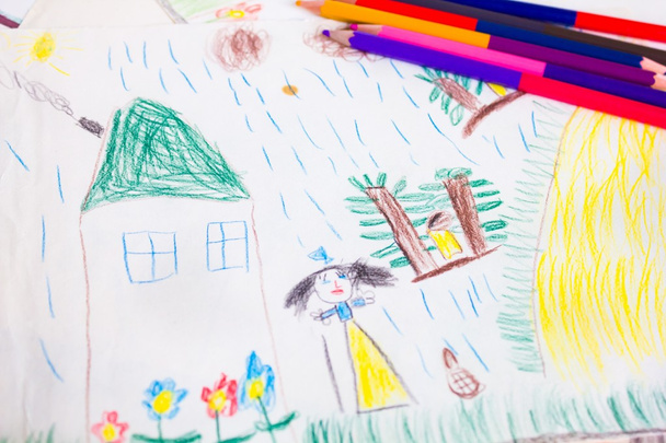 Childs σχεδίασης και χρωματισμένα μολύβια - Φωτογραφία, εικόνα
