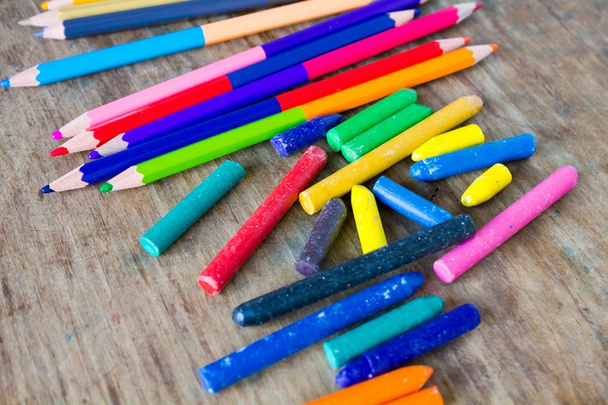 Un montón de lápices de colores
 - Foto, imagen