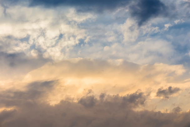 πολύχρωμα ντεγκραντέ ουρανό και τα σύννεφα - Διάνυσμα, εικόνα