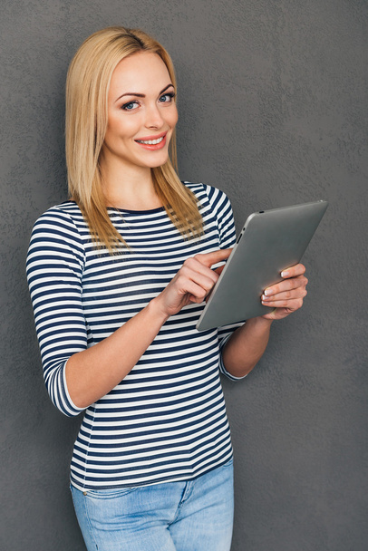 young woman using her touchpad - Φωτογραφία, εικόνα