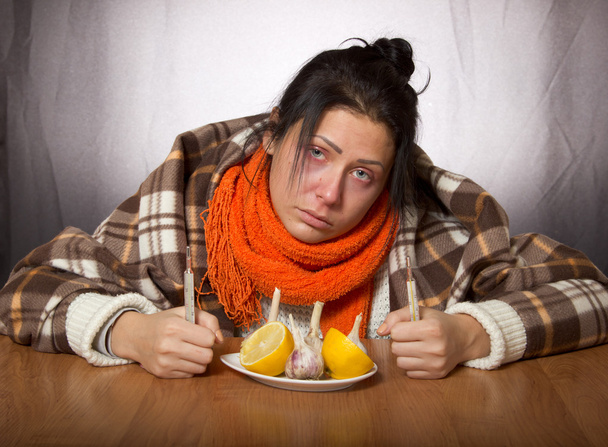 chica está siendo tratada por la enfermedad de ajo y limón
 - Foto, Imagen