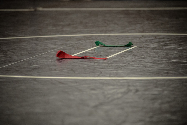 wrestling mat and colored straps - Foto, Bild