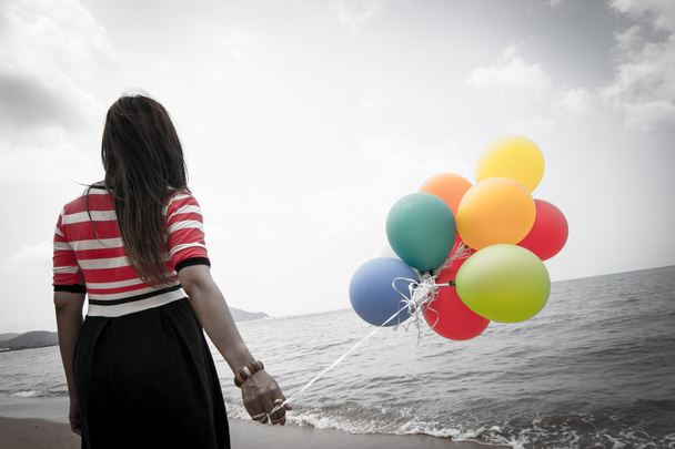 mulher com balões coloridos
 - Foto, Imagem