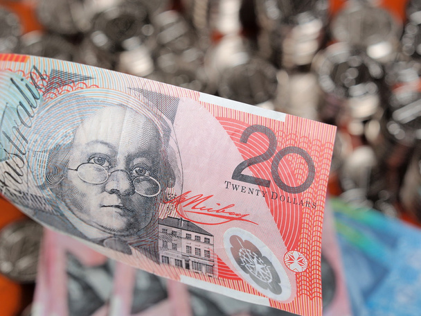 billet de vingt dollars australiens devant une pile de pièces scintillantes
 - Photo, image
