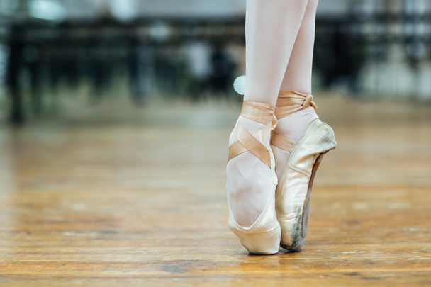 Female ballet dancer standing on toes  - 写真・画像
