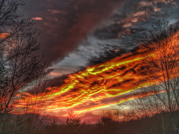 Drammatici cieli Grandi montagne fumose NC al tramonto in inverno
 - Foto, immagini