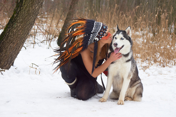 Tyttö päähine koiran kanssa
 - Valokuva, kuva