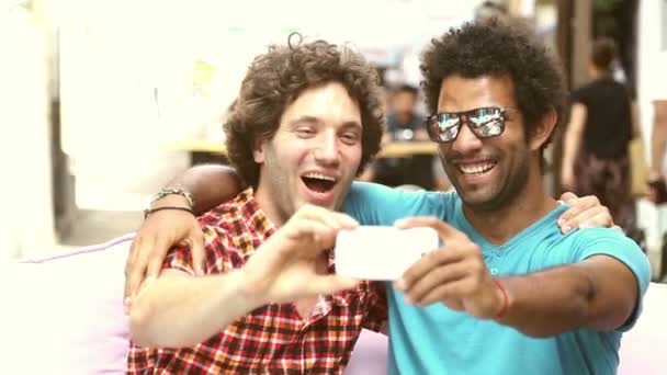 Männer und Frauen machen Selfies - Filmmaterial, Video