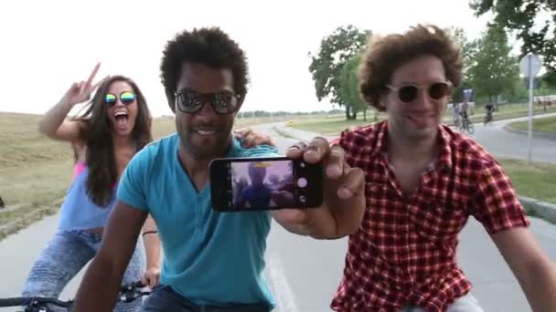 adultos que pedalean y toman selfies
 - Metraje, vídeo