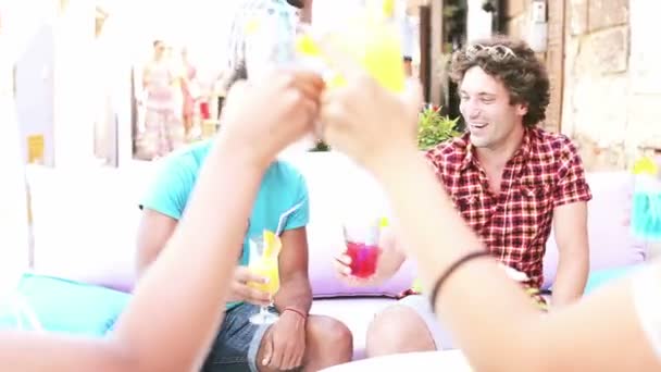 ystävät juovat cocktaileja kahvilassa
 - Materiaali, video