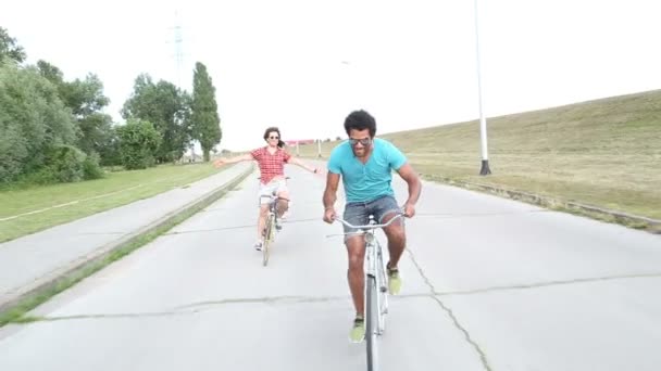 взрослые катаются на велосипеде
 - Кадры, видео