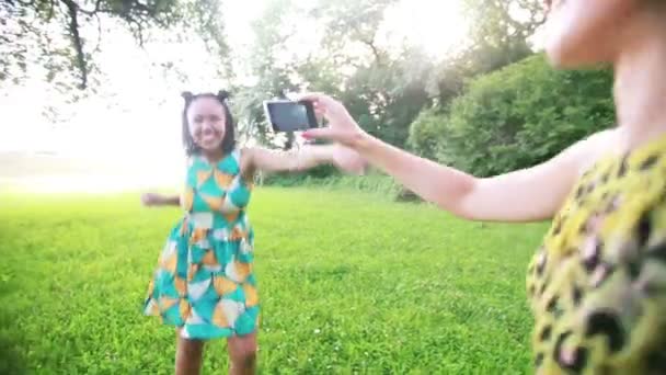γυναίκες που λαμβάνουν selfies - Πλάνα, βίντεο