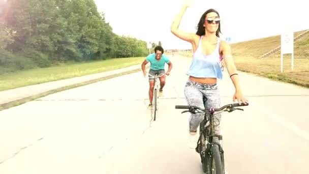dorosłych na rowerze na świeżym powietrzu - Materiał filmowy, wideo