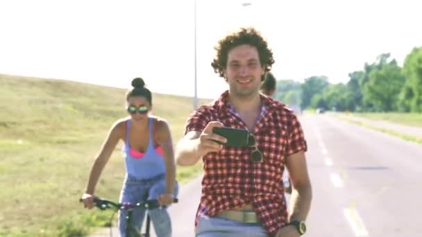 adulti in bicicletta e scattare selfie
 - Filmati, video